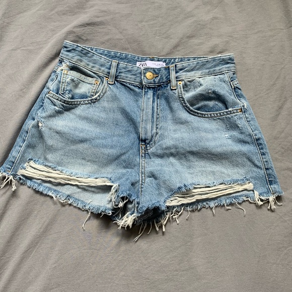 High waisted jean shorts. Light to medium wash. From Zara. Size 6. - Picture 1 of 2